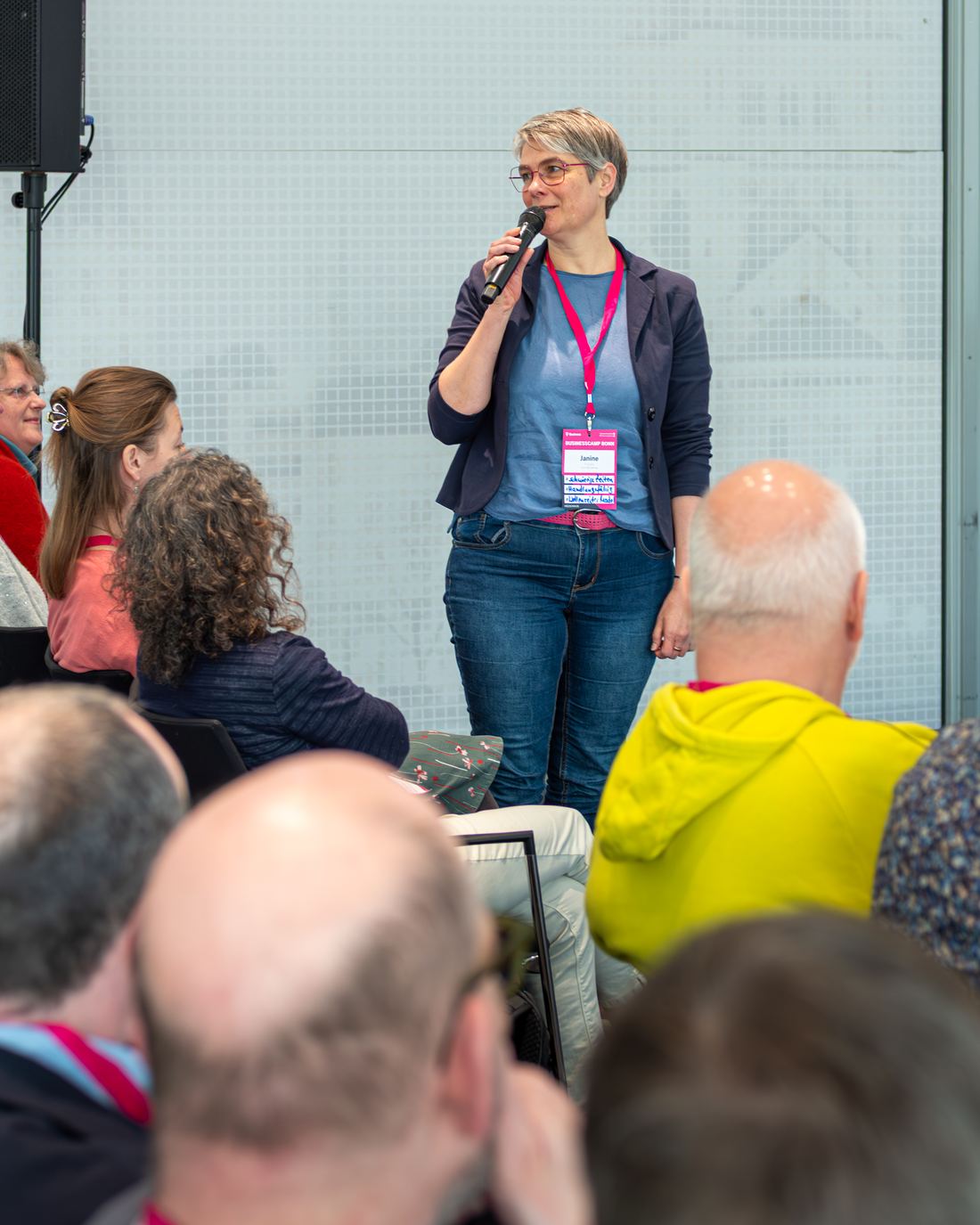 Janine Knüppel während eines Erlebnisvortrags zum Wellenreiter-Modell